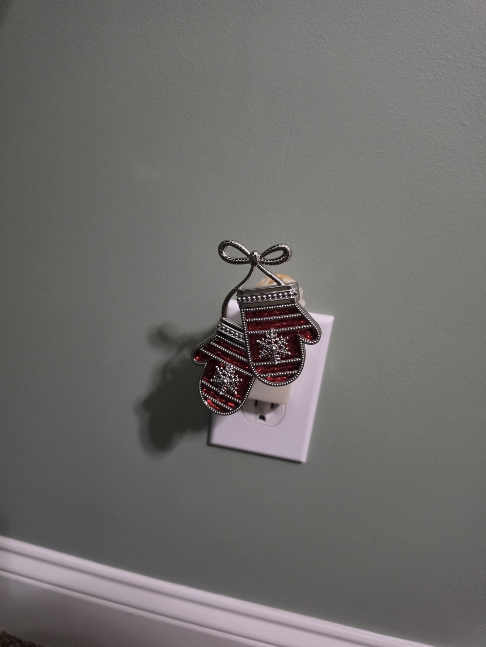 Bath and Bodyworks Holiday Red Mitten Wall Flower